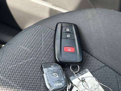 Used 2022 Toyota RAV4 XLE AWD/4WD image 32