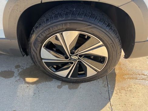 Used 2025 Volkswagen Taos SE image 11