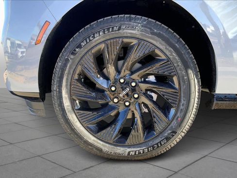 New 2026 Lincoln Navigator L Reserve w/ Jet Appearance Package AWD/4WD image 11