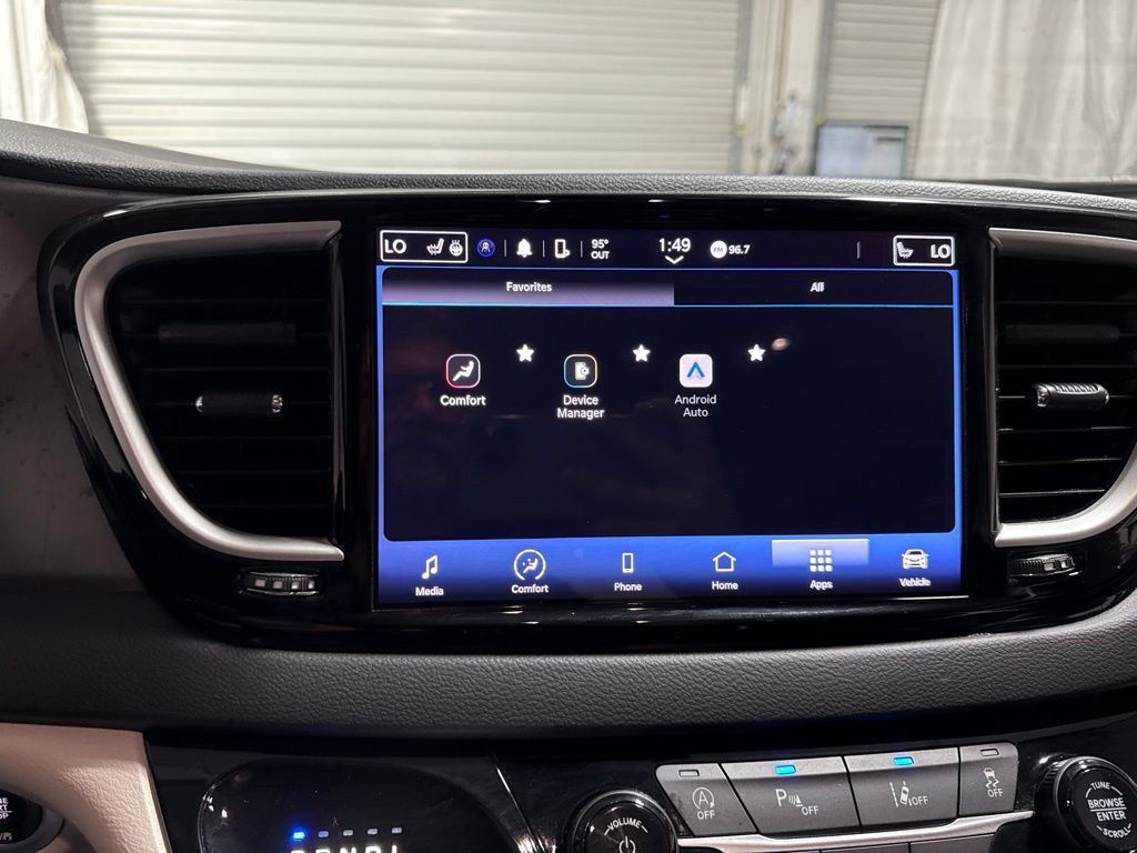 Used 2023 Chrysler Pacifica Touring-L FWD image 32