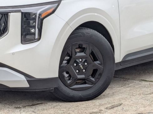 Used 2025 Kia Carnival image 31