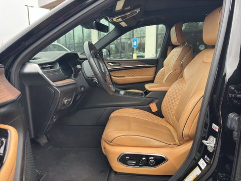 Used 2022 Jeep Grand Cherokee L Summit w/ Luxury Tech Group V image 13