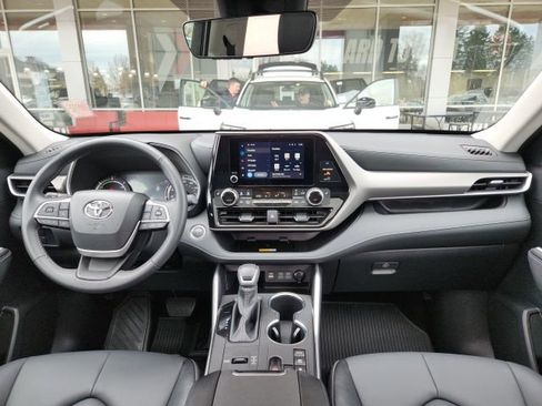 Certified 2025 Toyota Highlander XLE image 19
