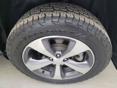 Used 2020 Jeep Cherokee Limited image 31