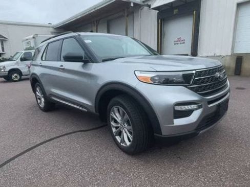 Used 2023 Ford Explorer XLT w/ Equipment Group 202A AWD/4WD image 8