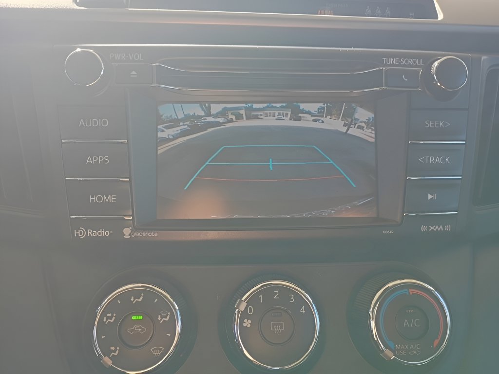 Used 2018 Toyota RAV4 LE FWD image 10