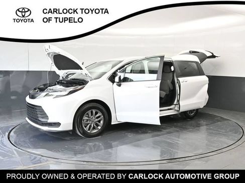 Used 2026 Toyota Sienna LE FWD image 64
