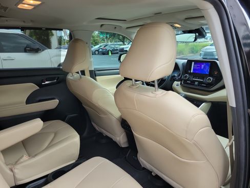 Used 2023 Toyota Highlander XLE FWD image 30