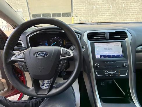 Used 2020 Ford Fusion SE FWD image 16