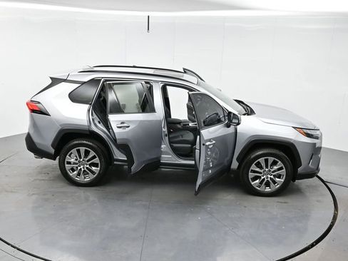 Used 2022 Toyota RAV4 XLE Premium image 40