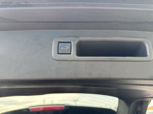 Used 2023 Toyota Highlander XLE image 12