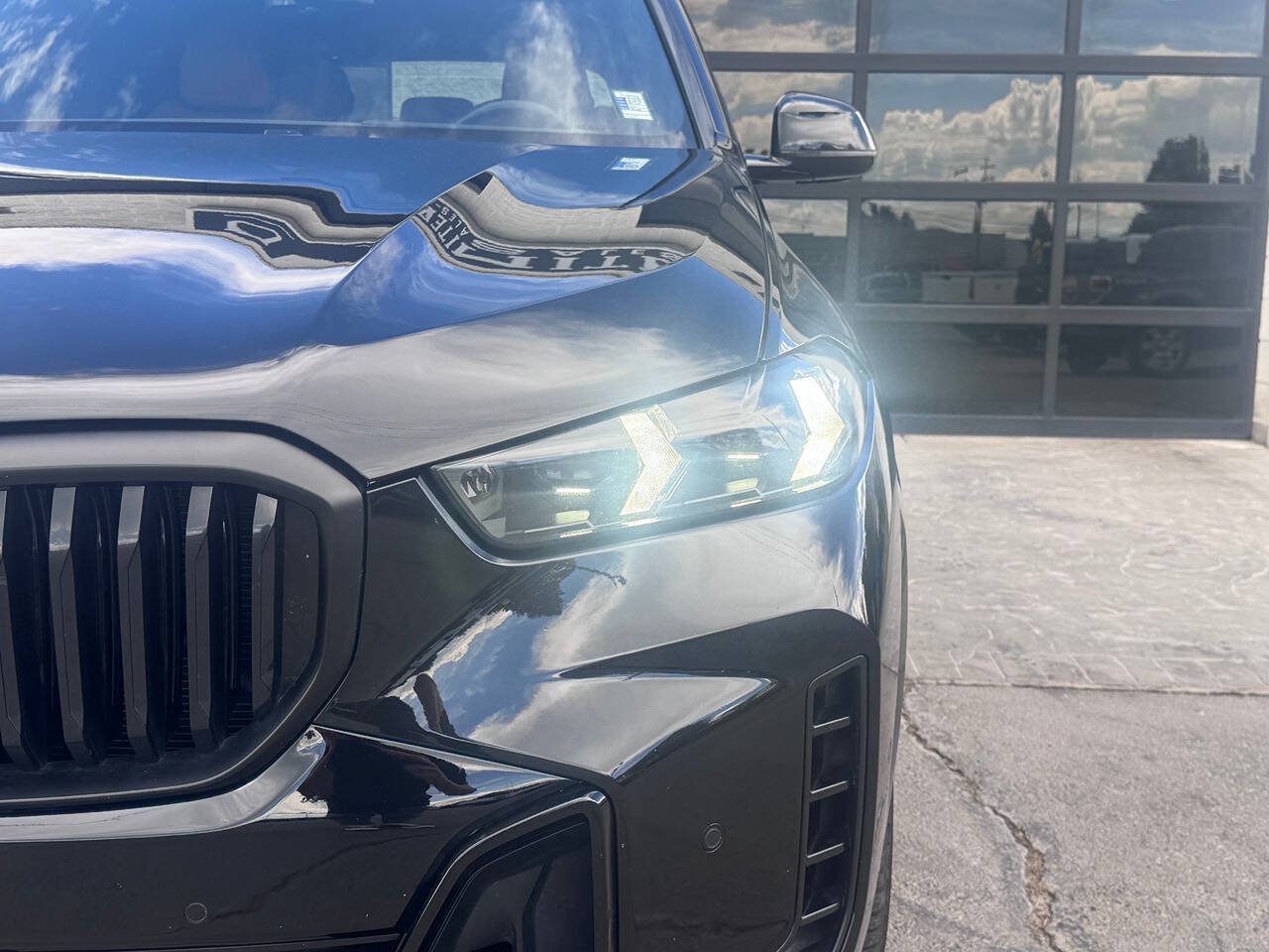 Used 2025 BMW X5 xDrive40i w/ M Sport Package AWD/4WD image 21