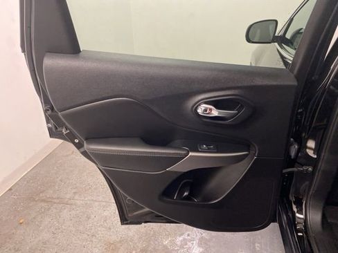 Used 2022 Jeep Cherokee Limited image 24