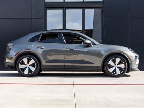 Certified 2025 Porsche Macan Electric image 12