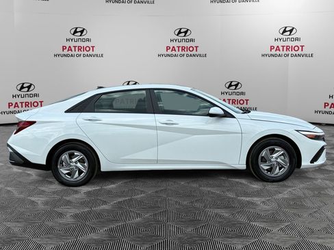 New 2026 Hyundai Elantra SE image 2