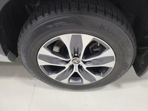 Used 2022 Toyota Highlander XLE AWD/4WD image 44