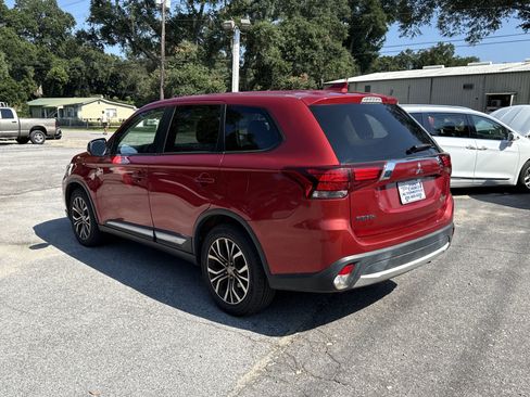 Used 2018 Mitsubishi Outlander ES image 3