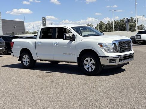 Used 2018 Nissan Titan SV w/ SV Convenience Package AWD/4WD image 3