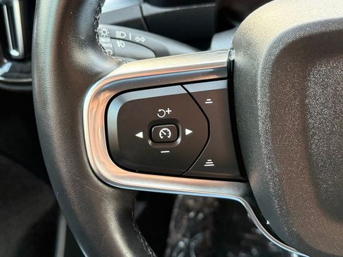 Used 2022 Volvo XC40 T4 Momentum image 31
