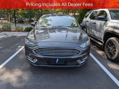 Used 2018 Ford Fusion SE w/ Equipment Group 201A FWD image 2