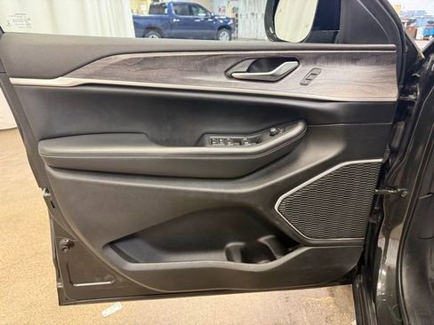 Used 2022 Jeep Grand Cherokee L Limited image 14