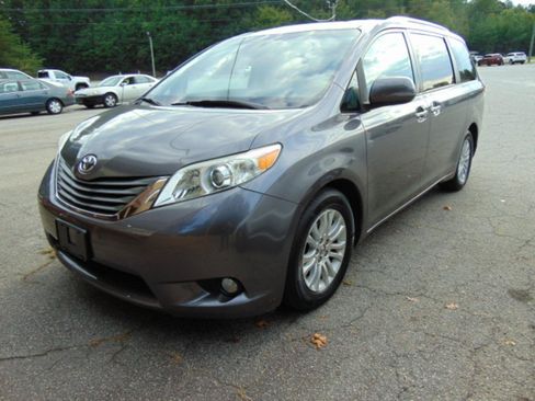 Used 2014 Toyota Sienna XLE w/ Entertainment Package FWD image 14