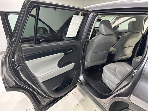 Used 2022 Toyota Highlander XLE image 25