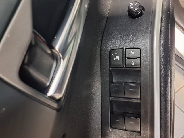 Used 2024 Toyota Highlander XLE FWD image 7