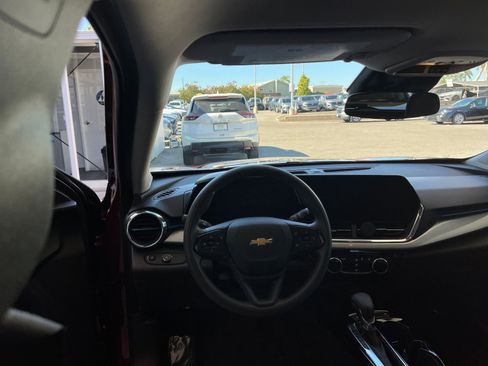 Used 2025 Chevrolet Trax LT image 34