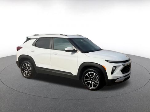 Used 2025 Chevrolet TrailBlazer LT image 2