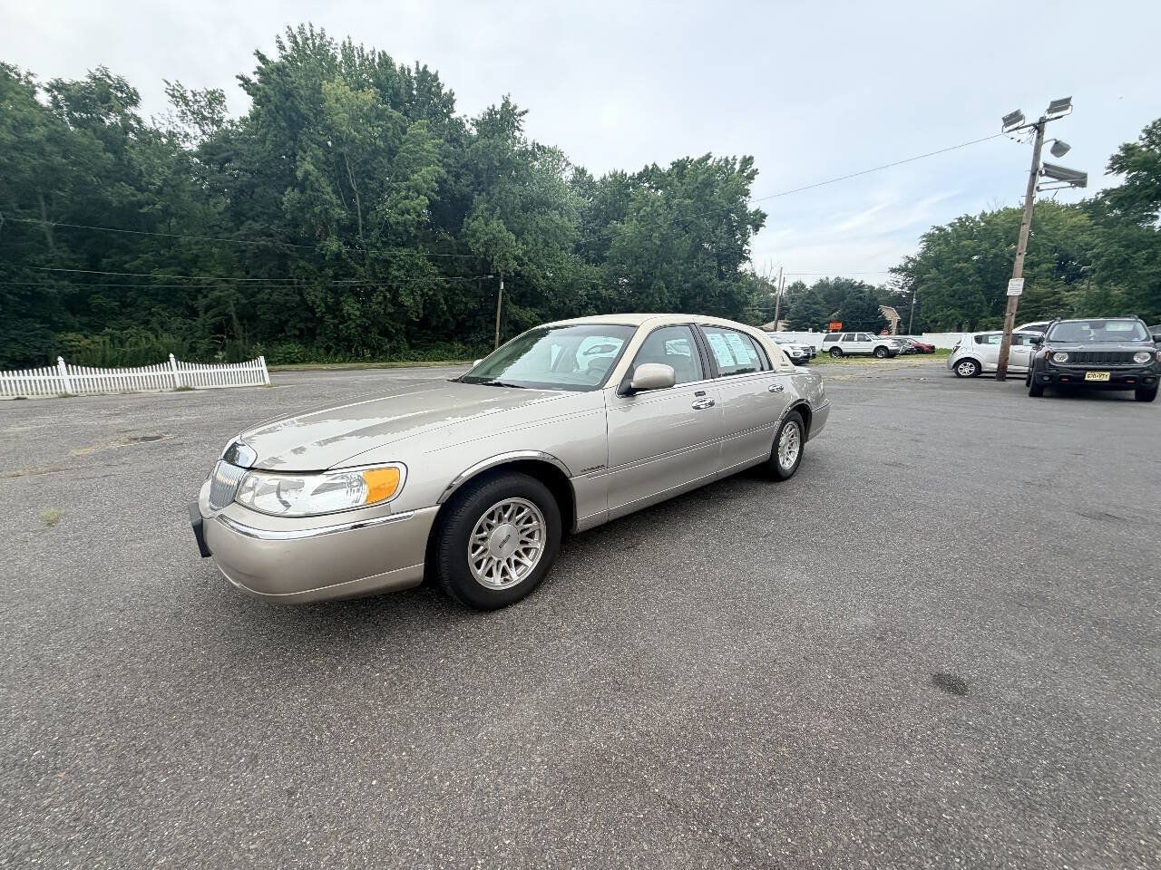 Used 1999 Lincoln Town Car Signature RWD image 50