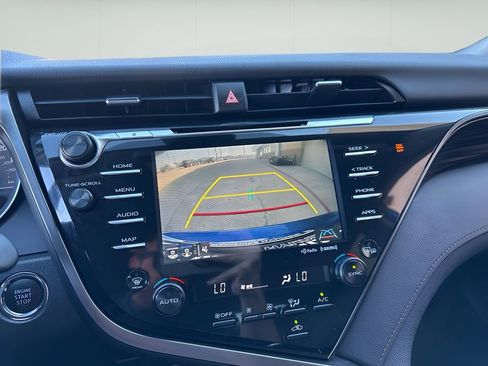 Used 2019 Toyota Camry XLE FWD image 18