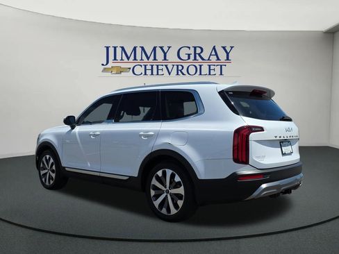 Used 2022 Kia Telluride EX w/ EX Premium Package FWD image 3