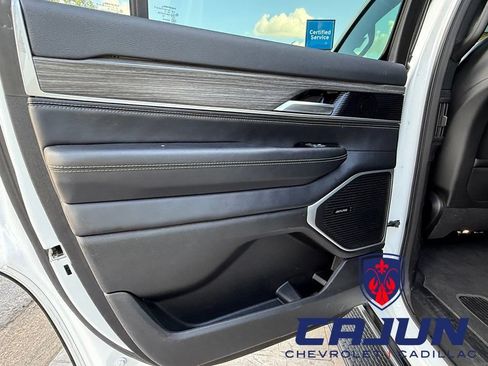 Used 2024 Jeep Wagoneer Series III AWD/4WD image 17