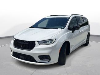 Used 2025 Chrysler Pacifica Limited FWD video 2