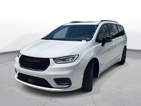 Used 2025 Chrysler Pacifica Limited FWD image 2