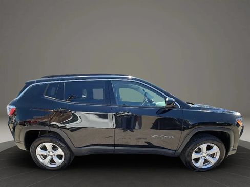Used 2017 Jeep Compass Latitude w/ Popular Equipment Group AWD/4WD image 4