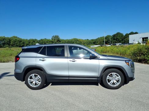 Used 2024 GMC Terrain SLE FWD image 2