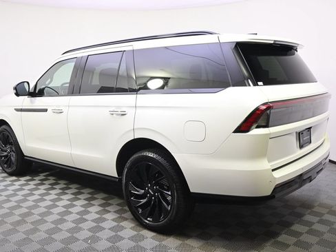 New 2026 Lincoln Navigator Reserve w/ Jet Appearance Package AWD/4WD image 3