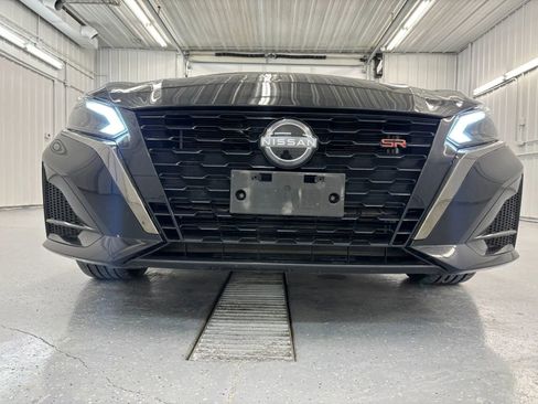 Used 2024 Nissan Altima 2.5 SR w/ SR Premium Package FWD image 11