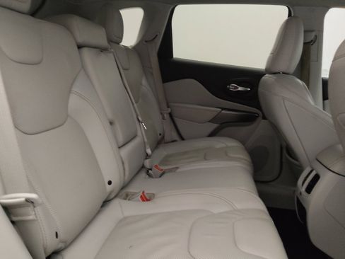 Used 2019 Jeep Cherokee Limited image 19