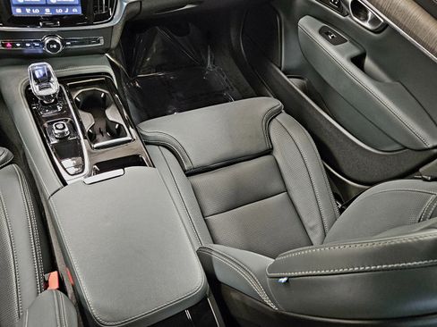 Used 2023 Volvo S90 T8 Ultimate image 16