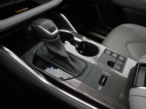 Used 2023 Toyota Highlander Limited image 24