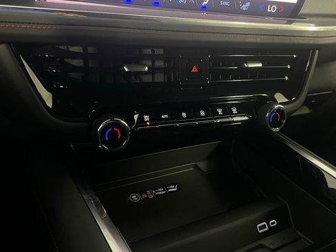 Used 2025 Chevrolet Suburban RST image 12