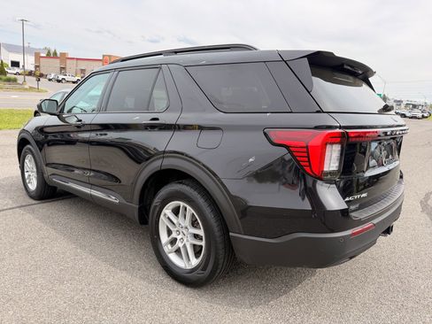 Used 2025 Ford Explorer Active AWD/4WD image 3