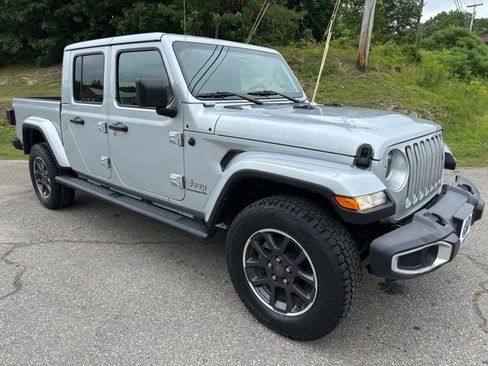 Used 2023 Jeep Gladiator Overland image 2