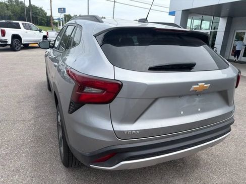 Used 2025 Chevrolet Trax LT FWD image 24