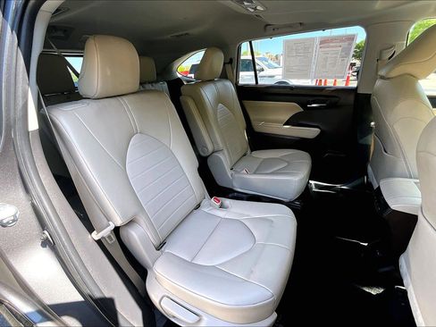 Used 2022 Toyota Highlander XLE image 26
