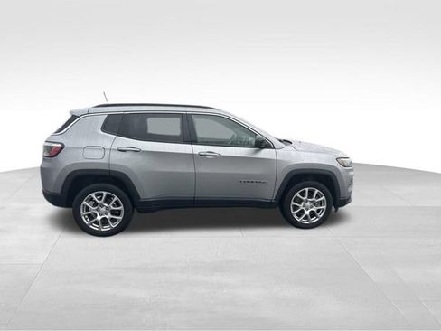 Used 2023 Jeep Compass Latitude AWD/4WD image 7