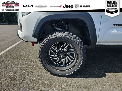 Used 2017 Toyota Tacoma TRD Off-Road w/ Premium & Technology Package AWD/4WD image 11